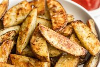Crispy Oven-Roasted Potato Wedges with Garlic