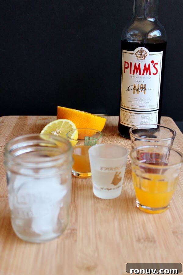 How to Make Pimm's Sundowner Cocktail 4 Making a Pimm's Sundowner, starting with ice in the glass.