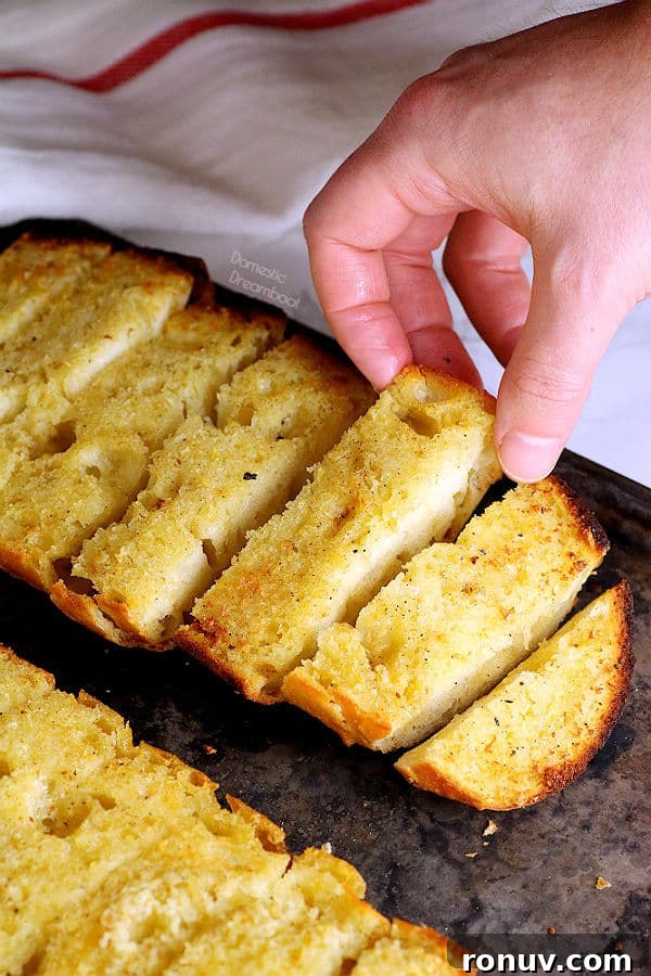 Garlic Bread Recipe: Crispy Herb and Parmesan Loaf 4 Best Ever Garlic Bread - Domestic Dreamboat #garlicbread #vegetarian #garlic